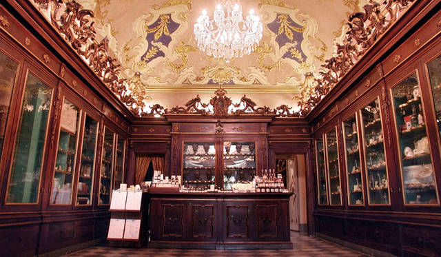 <strong>Santa Maria Novella｜サンタ・マリア・ノヴェッラ</strong>　サンタ・マリア・ノヴェッラの製品は、いまもフィレンツェの本店から3kmほど離れた工場で、自然の薬草を用いて生産されている。