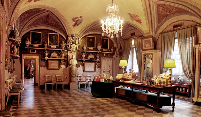 <strong>Santa Maria Novella｜サンタ・マリア・ノヴェッラ</strong>　本店では、現在も創業当時のまま、製品の販売がおこなわれている。