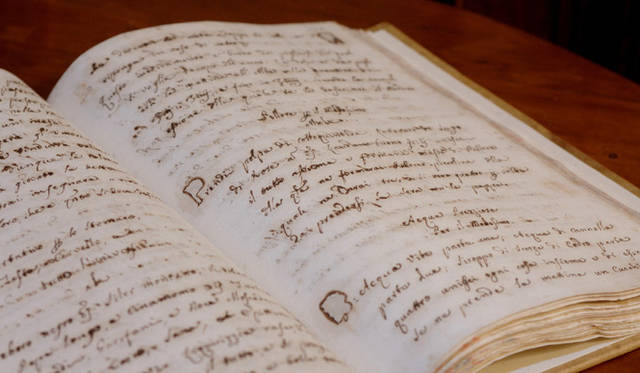 <strong>Santa Maria Novella｜サンタ・マリア・ノヴェッラ</strong>　本店内のミュージアムには、製造器具、薬草図鑑やレシピブックなどの書物、フレスコ画などがあり、フィレンツェの香りの歴史や伝統を見ることができる。