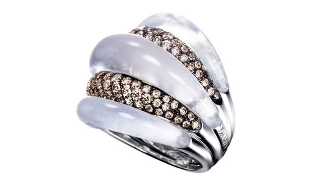 <strong>DAMIANI｜ダミアーニ</strong>　「SPICCHI DI LUNA（スピッキ ディ ルナ）」　リング[WG×ミルキークオーツ×ブラウンダイヤモンド] 97万6500円（ダミアーニ／ダミアーニ ブティック東京）