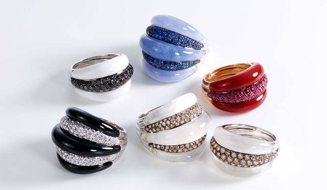 <strong>DAMIANI｜ダミアーニ</strong>　「SPICCHI DI LUNA（スピッキ ディ ルナ）」リング 左下から時計まわりに／[WG×ダイヤモンド×オニキス] 、[WG×ホワイトアゲート×ブラックダイヤモンド]、[WG×カルセドニー×サファイア]、[PG×カーネリアン×ルビー]、[WG×ミルキークオーツ×ブラウンダイヤモンド]、60万9000円～126万円（すべてダミアーニ／ダミアーニ ブティック東京）