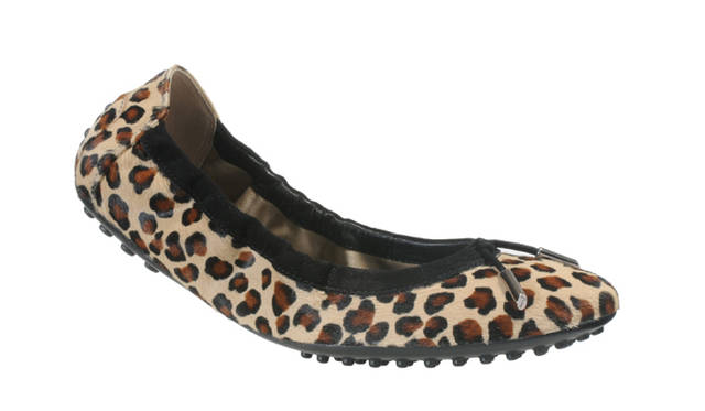 <strong>TOD’S｜トッズ</strong>　バレリーナディー （ヘアカーフ＋ゴートスエード） 6万9300円 （11月末よりトッズブティック全店にて展開予定）