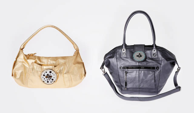 <strong>DIESEL SHIBUYA｜ディーゼル シブヤ</strong>　限定アイテム　左／ゴールドバッグ [Women’s] 2万790円　右／シルバーバッグ [Women’s] 2万6250円　 Photo by Yutaka Tada　（REV INC.）