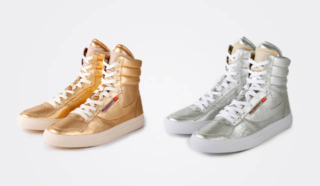 <strong>DIESEL SHIBUYA｜ディーゼル シブヤ</strong>　限定アイテム　左／ゴールドスニーカー [Men’s] 2万790円　右／シルバースニーカー [Men’s] 2万790円　 Photo by Yutaka Tada　（REV INC.）