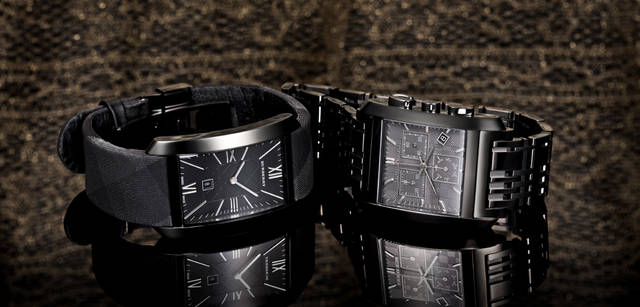 <strong>BURBERRY｜バーバリー</strong> 左：2針モデル。クォーツ、SSケース×ファブリックストラップ、5万9850円。／右：クロノグラフモデル。クォーツ、SSケース＆ブレスレット、9万9750円。