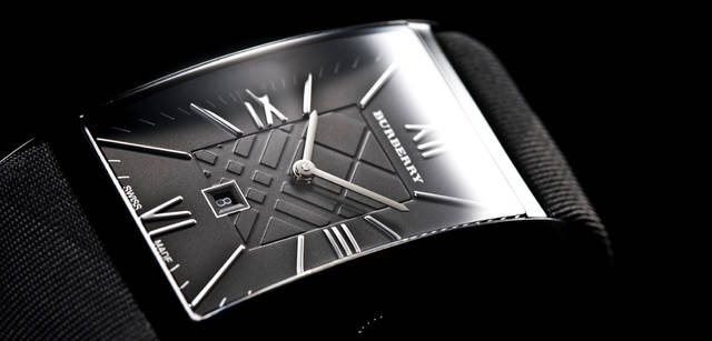 <strong>BURBERRY｜バーバリー</strong> オールブラックでまとめられたデザイン。クォーツ、SSケース×ファブリックストラップ、5万9850円。