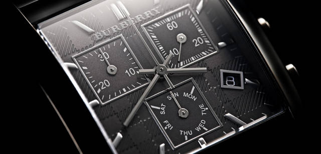 <strong>BURBERRY｜バーバリー</strong> さりげなくあしらわれたバーバリー・パターンがとてもシック。クォーツ、SSケース＆ブレスレット、9万9750円。