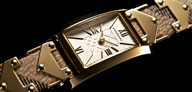 <strong>BURBERRY｜バーバリー</strong> ストラップのメタルピースがなんともエレガント。クォーツ、SSケース×ファブリックストラップ、6万8250円。