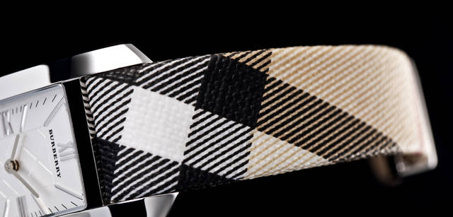 <strong>BURBERRY｜バーバリー</strong> フレグランス「ザ・ビート」より着想を得たモノトーンのビート・チェックストラップ。クォーツ、SSケース×ファブリックストラップ、5万2500円。