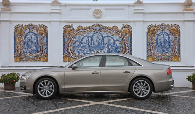 <strong>Audi｜アウディ A8</strong>　サイドビューはもっともエレガントさを感じさせる