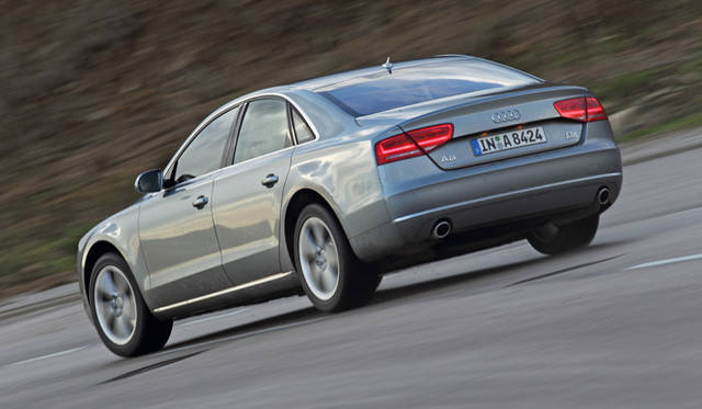 <strong>Audi｜アウディ A8</strong>　フロントからリアにかけて車体側面のキャラクターラインが大きな躍動感を生む