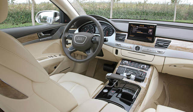 <strong>Audi｜アウディ A8</strong>　比較的タイトなつくりの運転席まわり。ウッドとメタルのつかい方があたらしい