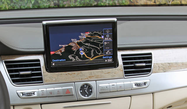 <strong>Audi｜アウディ A8</strong>　MMIのモニターは大型タイプも用意されている（日本仕様は未定）