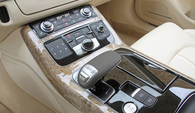 <strong>Audi｜アウディ A8</strong>　ゲート解除ボタンの位置などあたらしい意匠のギアセレクター