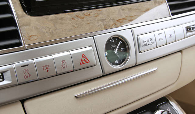 <strong>Audi｜アウディ A8</strong>　アウディのマークがはいるアナログ表示の時計がダッシュボードに