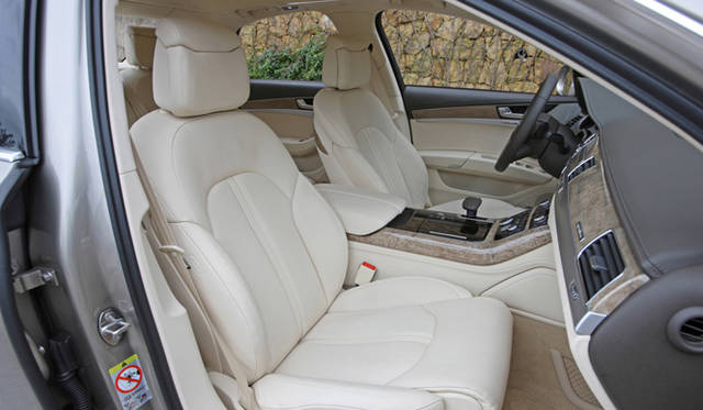 <strong>Audi｜アウディ A8</strong>　立体的な造形のフロントシートはデザイン的にもあたらしさを感じさせる