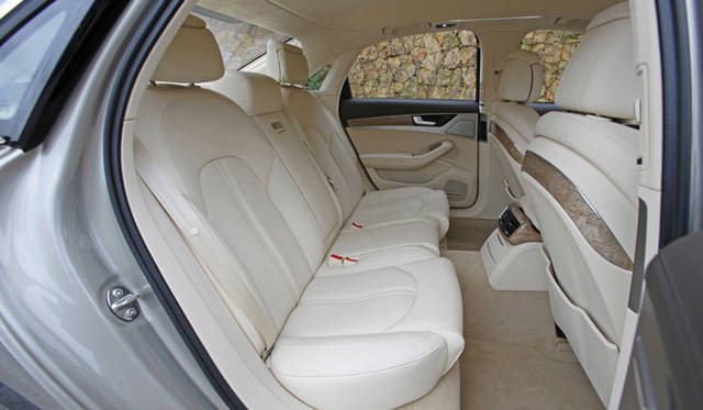 <strong>Audi｜アウディ A8</strong>　標準ホイールベース（2997mm）でも後席の空間は広々と感じられる