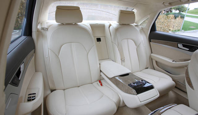 <strong>Audi｜アウディ A8</strong>　ホワイト系のレザーを選択するとパーソナルな雰囲気が強くなる