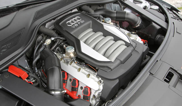 <strong>Audi｜アウディ A8</strong>　4.2リッターV8エンジンは最高出力372ps、最大トルク445Nmを発生