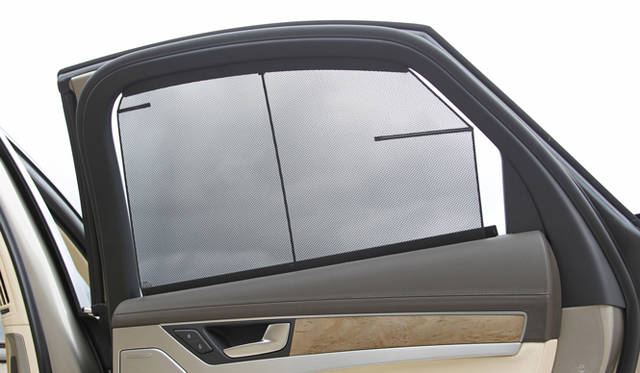 <strong>Audi｜アウディ A8</strong>　サイドウィンドウには日よけブラインド