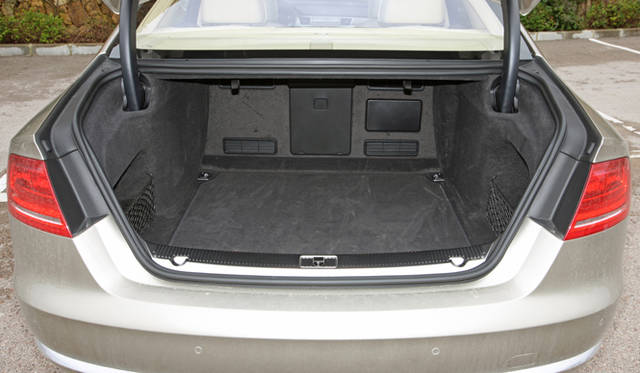 <strong>Audi｜アウディ A8</strong>