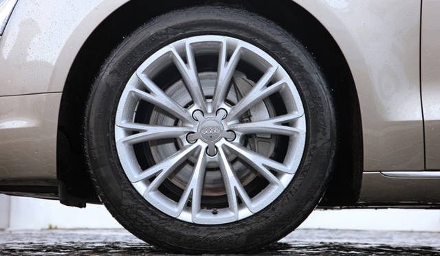 <strong>Audi｜アウディ A8</strong>