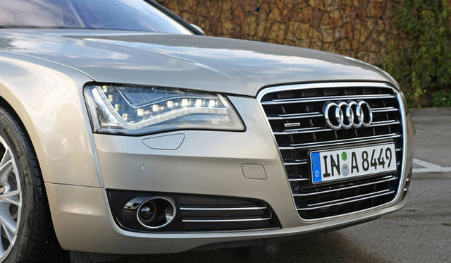 <strong>Audi｜アウディ A8</strong>　ヘッドランプのLEDがリニアになった意匠があたらしい