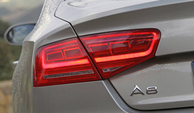 <strong>Audi｜アウディ A8</strong>　リアはもっともおとなしい印象をあたえる