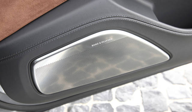 <strong>Audi｜アウディ A8</strong>　バング&オルフセンのオーディオシステム　