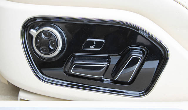 <strong>Audi｜アウディ A8</strong>　シートポジションの電動コントローラー