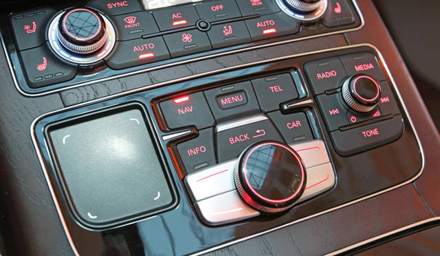 <strong>Audi｜アウディ A8</strong>　マルチメディアインターフェイスのコントローラー