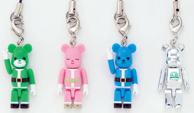 <strong>「メリー グリーン クリスマス」キャンペーン 2010</strong>｜左からグリーン、ピンク、ブルー 各300円、シルバーカラー 400円。　※各チャリティ金100円ふくむ。