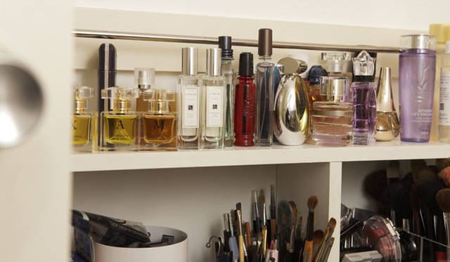 國藤直子さんの仕事部屋の化粧品ストックの一部。