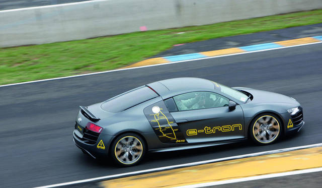 <strong>Audi R8 e-tron｜アウディ R8 eトロン</strong>