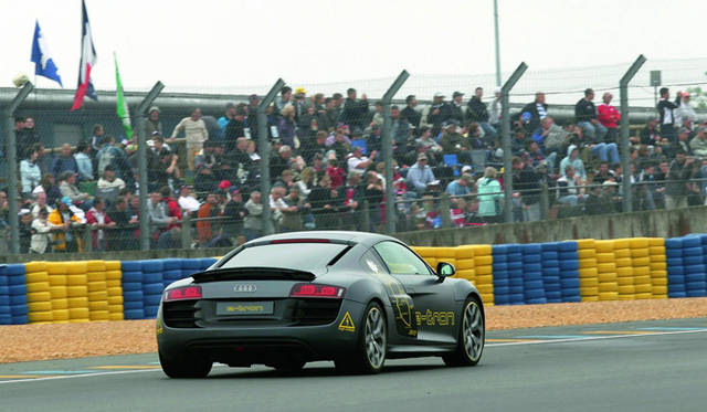 <strong>Audi R8 e-tron｜アウディ R8 eトロン</strong>