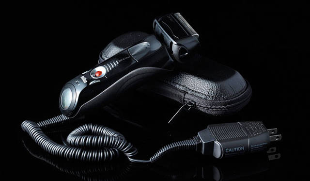 <strong>BRAUN｜ブラウン</strong>　「シリーズ7」　シェーバー用保護ケースは、最上位モデルらしく本革仕様。急速1時間充電もふくめて、出張の多いビジネスマンにはうれしい。