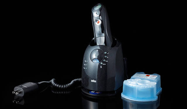 <strong>BRAUN｜ブラウン</strong>　「シリーズ7」　ブラウンだけの全自動アルコール洗浄システム「クリーン＆リニューシステム」。洗浄、潤滑化、乾燥、充電を一度におこない、さらに除菌までできるアルコール洗浄はブラウンだけ。最上位モデルの「790cc」には、洗浄だけをわずか25秒で終了する「ファストクリーン」機能も搭載。