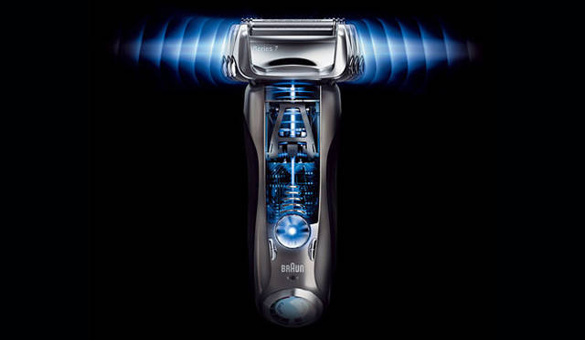 <strong>BRAUN｜ブラウン</strong>　「シリーズ7」　ブラウン独自のコンピューター制御技術で、シェーバーヘッドの振動幅を的確にコントロールし、ひとそれぞれに異なる肌質や、ヒゲの濃さに合わせた最適な深剃りを実現する。