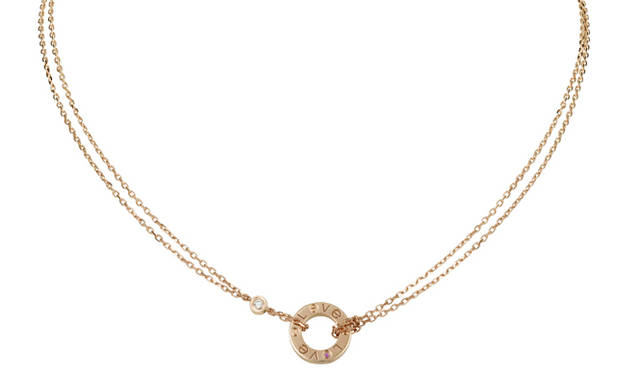 <strong>Cartier｜カルティエ</strong>　繊細なダブルチェーンには一粒ダイヤモンドが、ペンダントトップには一粒のピンクサファイアがあしらわれた、強く、かつロマンチックなアイテム。“LOVE”コレクション クリスマス限定ネックレス[PG×ダイヤモンド×ピンクサファイア] 17万2200円 （カルティエ） Photo: ©Cartier