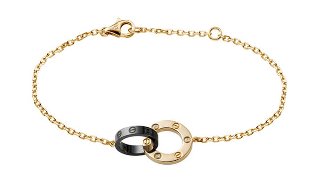 <strong>Cartier｜カルティエ</strong>　まるでブラックパールのように艶やかな輝きを秘めたセラミックが、腕もとを飾る。“LOVE”コレクションブレスレット [PG×ダイヤモンド×ブラックセラミック] 14万7000円 （カルティエ） Photo: ©Cartier