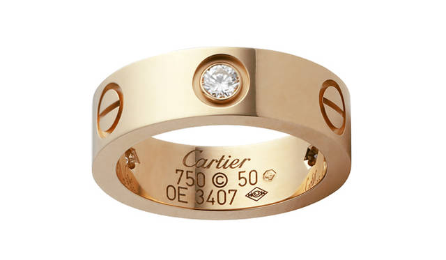 <strong>Cartier｜カルティエ</strong>　ボリュームのあるピンクゴールドのリングに、ビスモチーフとダイヤモンドがほどこされて。スタイリッシュな手もとに。“LOVE”コレクション リング [PG×ダイヤモンド] 27万7200円 （カルティエ） Photo: ©Cartier