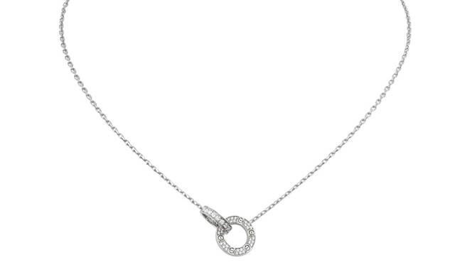 <strong>Cartier｜カルティエ</strong>　繊細なチェーンづかいに、ペンダントトップにはダイヤモンドがパヴェセッティングされたパーツが。“LOVE”コレクション ネックレス [18KWG×ダイヤモンド] 47万6700円 （カルティエ） Photo: ©Cartier