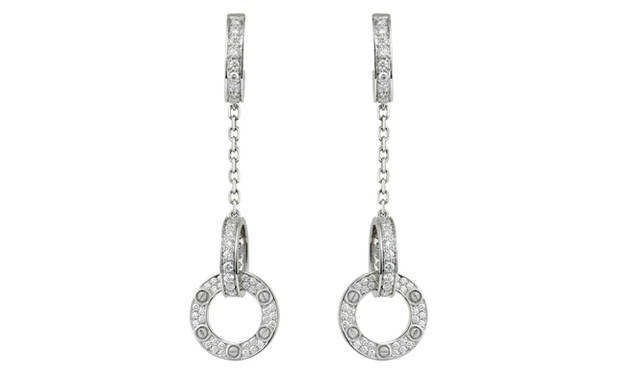 <strong>Cartier｜カルティエ</strong>　グラフィカルなデザインがスタイリッシュなイヤリング。ダイヤモンドの輝きで、顔まわりを華やかに演出。“LOVE”コレクション ペンダント イヤリング [18KWG×ダイヤモンド] 99万7500円 （カルティエ） Photo: ©Cartier