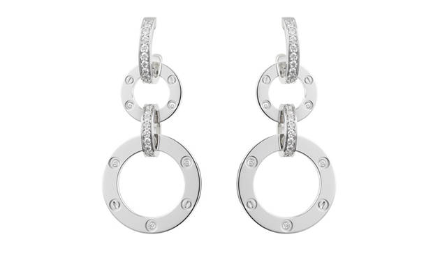 <strong>Cartier｜カルティエ</strong>　ダイヤモンドの輝きとホワイトゴールドは、デイリーからシックな装いまで、幅広く対応してくれる。“LOVE”コレクション イヤリング [18KWG×ダイヤモンド] 119万7000円 （カルティエ） Photo: ©Cartier