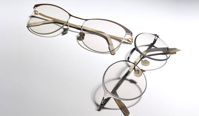 <strong>MYKITA｜マイキータ</strong>　「Ｌｕｘｅ」　マイキータのなかでも、もっともラグジュアリーなアイウェアライン。フレームはプラチナやホワイトゴールドが使われ、テンプル部分やノーズパッドはバッファローホーンの素材で作られている。左／10万2900円、右／8万9250円