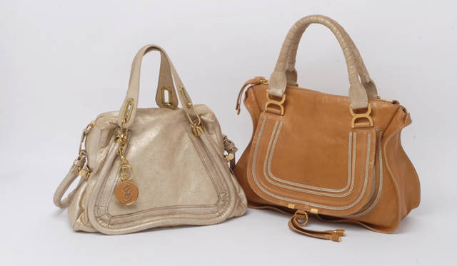 <strong>Chloé｜クロエ</strong>　左／「PARATY」バッグ 22万1550円、右／「MARCIE」バッグ 24万5700円（ともにクロエ／クロエ インフォメーションデスク）