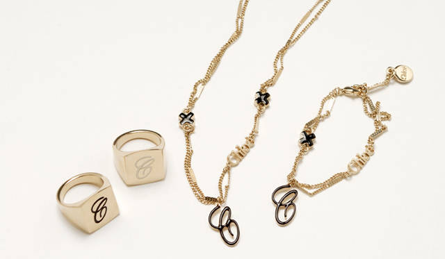 <strong>Chloé｜クロエ</strong>　左から／「CHLOÉ C」ピンキーリング（ブラック、ミルク） 1万4700円、「CHLOÉ C」ショートネックレス　2万1000円、「CHLOÉ C」ブレスレット 2万1000円（すべてクロエ／クロエ インフォメーションデスク）