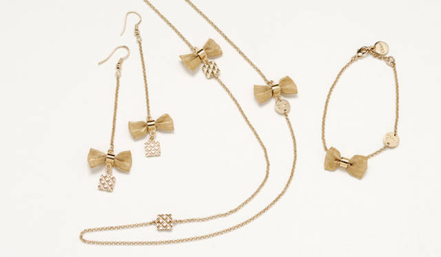 <strong>Chloé｜クロエ</strong>　左から／「GOLDEN BOW」 イヤリング 1万9950円、「GOLDEN BOW」 ロングネックレス 2万5200円、「GOLDEN BOW」 ブレスレット 1万6800円（すべてクロエ／クロエ インフォメーションデスク）