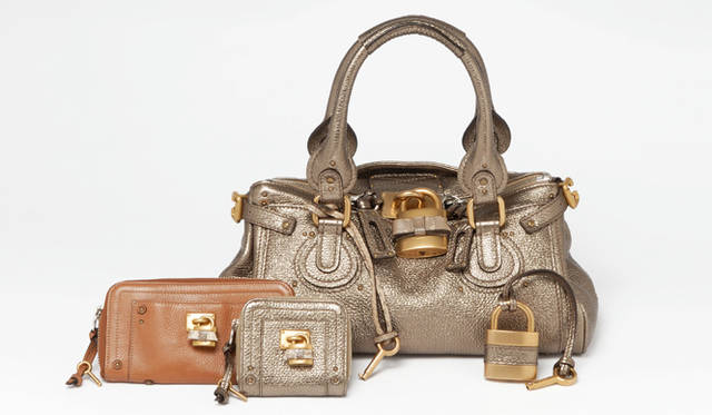 <strong>Chloé｜クロエ</strong>　左から／「PADDINGTON」 ロングウォレット　6万5000円、「PADDINGTON」スクエアウォレット 6万900円、「PADDINGTON」バッグ 21万円（すべてクロエ／クロエ インフォメーションデスク）