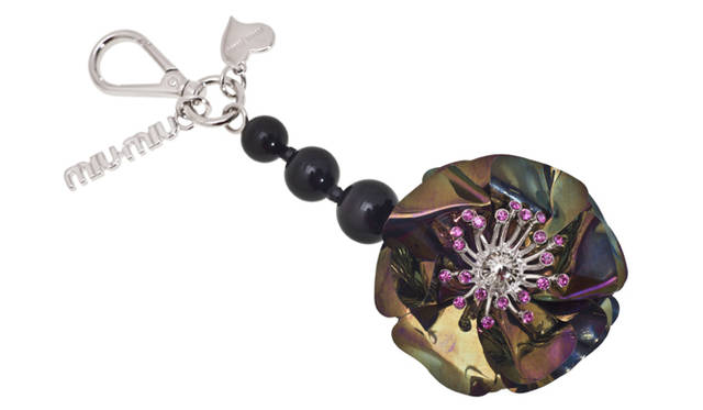 <strong>MIUMIU｜ミュウミュウ</strong>　チャーム 1万5750円 （予定価格）